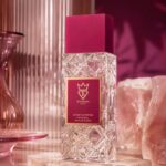 Ocean Eyes Bujairami Extrait de Parfum con fondo rosa