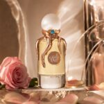 Fondo de rosas con botella de Taif Riiffs Extrait de Parfum